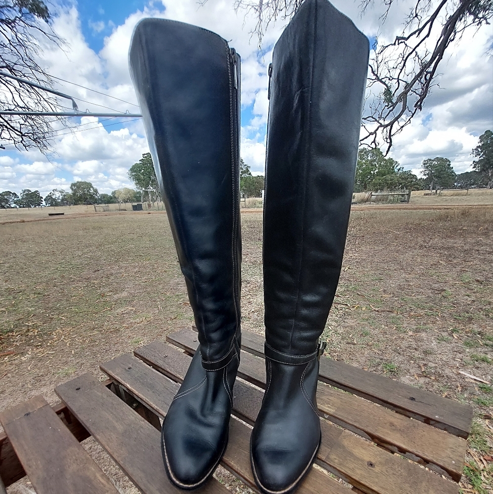 Diana Ferrari calf high black boots. Size 8 - Picture 2 of 6